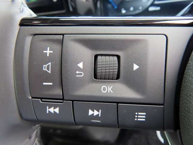 ステアリングスイッチで、目線を逸らさずオーディオの操作やメーター内のディスプレイの変更ができます。