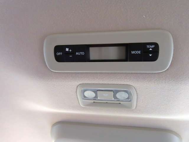 後部座席に乗車の方もリヤ部のエアコンが調整できます。
