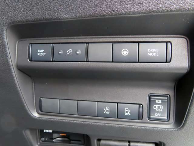 ドライブモードの変更スイッチやメーター内の照度変更など様々なスイッチが右前部に装着されています。