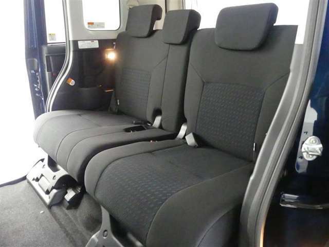 ゆとりある広々とした車内空間は、ドライブを始め買い物やレジャーなど、幅広く活躍します。一人でもみんなとでもお出かけを楽しみましょう！