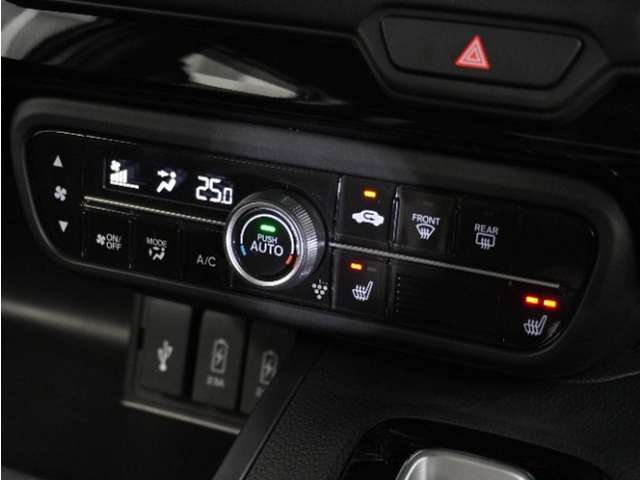 【オートエアコン】温度を設定すれば自動で快適な車内温度を保ちます。エアコン内部の高性能脱臭フィルターで車内のアレルゲンや花粉を除去。