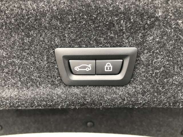 ボタン操作ひとつでトランクの開閉を可能とする電動トランクが付いております。