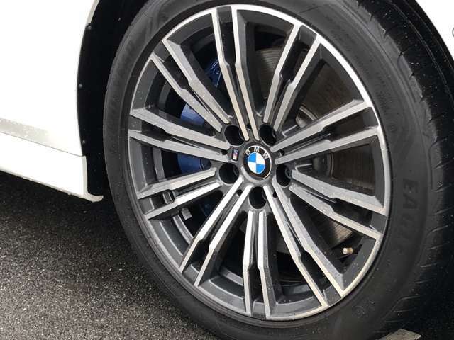 BMW純正18インチホイール。洗練されたデザインで、足元の個性を引き立てます。