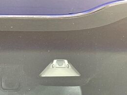 【ホンダセンシング】走行中に前方の車両等を認識し、衝突しそうな時は警報とブレーキで衝突回避と被害軽減をアシスト。より安全にドライブをお楽しみいただけます。