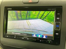 【バックカメラ】駐車時に後方がリアルタイム映像で確認できます。大型商業施設や立体駐車場での駐車時や、夜間のバック時に大活躍！運転スキルに関わらず、今や必須となった装備のひとつです！