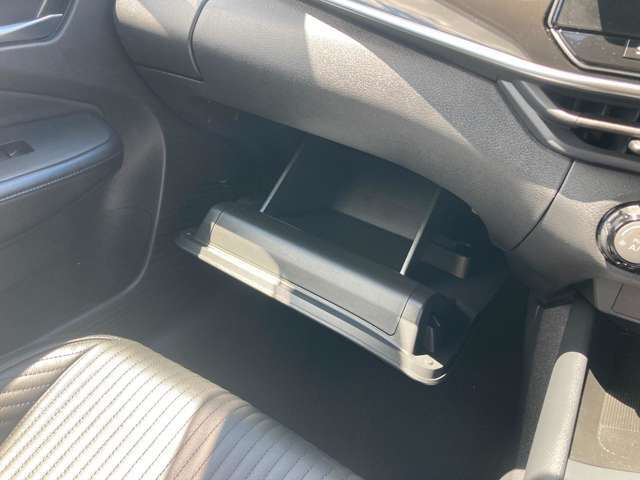 助手席の前にボックスを装備しております。