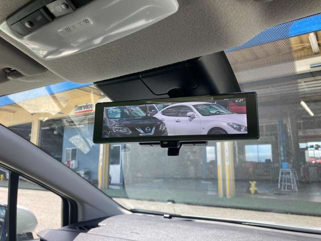 最新型のインテリジェントルームミラーです。　前世代のミラーに比べ小型・高画質・多機能と一目で後ろの状況を把握できます！
