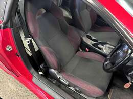 運転席側シートです。乗り降りがしやすい純正シートが装着されております。