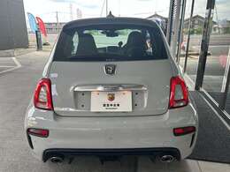 500と同じドーナツ型のテールランプでポップな印象に