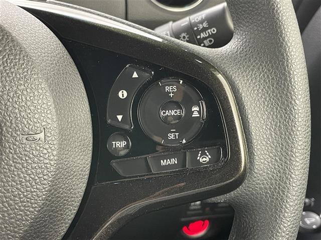 【レーダークルーズコントロール】自動で前の車との車間距離を一定に保ち、速度調整しながら走行します。高速道路のドライブで役立つ装備です。