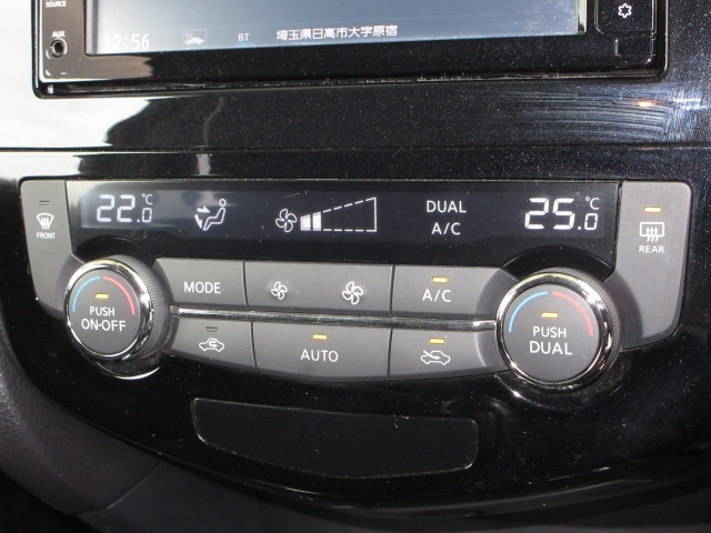 エアコンはオートエアコンでお好みの温度調整が出来、オールシーズン快適にドライブできます！リア席はプライバシーガラスで夏も涼しく過ごせます！