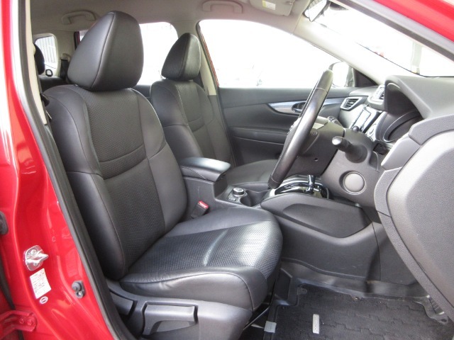 運転席には高さ調整ができる『シートハイトアジャスター機能』が付いています！これなら小柄な方にも大柄な方にも自分にぴったりの運転姿勢がとれますね～！