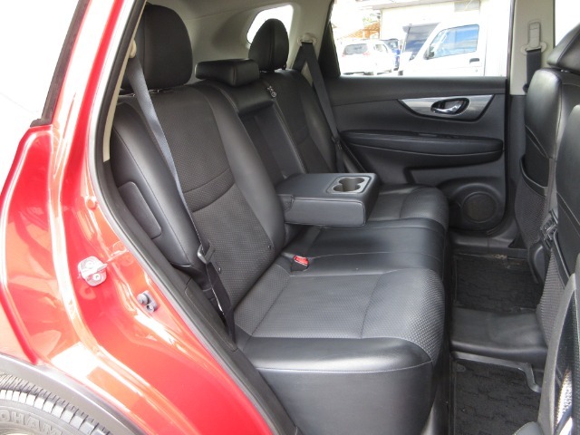 リヤシートは、シートの座面を考慮し、ゆとりある着座姿勢を保てるようにシートバックの角度を適度に調整できるリクライニングシートにしています。長距離にも十分適してます。