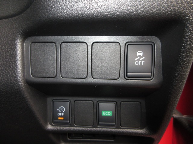 VDC（車両挙動安定化制御システム）とは、従来の車輪のロックを防ぐABS、車輪の空転を抑制するTCSに加え、クルマの横滑り、曲がるを制御し、走る・曲がる・止まるの全領域で安定性を確保するシステムです。