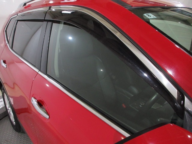 実用的で人気のオプション『ドアバイザー』が付いています！雨の日でも窓を開けて換気ができる便利な装備！付いてて良かったと思える用品です！