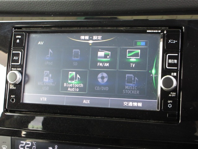 ナビゲーションは純正メモリーナビを装着しております。AM、FM、CD、DVD再生、Bluetooth、音楽録音再生がご使用いただけます。初めて訪れた場所でも安心ですね！