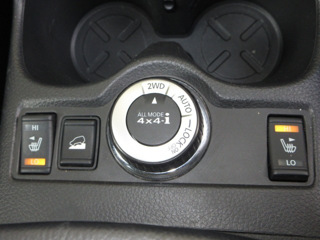 運転席＆助手席シートヒーターが付いてます。寒い冬でもスイッチONで座面をあたたかくして、ドライブをさらに快適にしてくれます。HIとLOの2段階に温度設定が可能です。