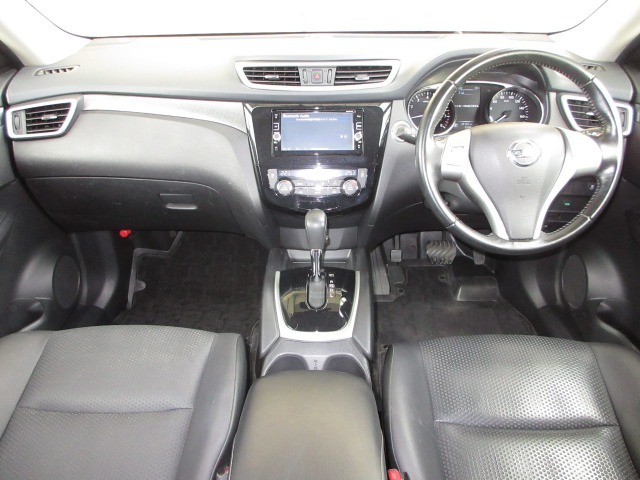 ステアリングホイールからスムーズに持ちかえられるフロアシフトを採用。シフトノブをコンパクト化し女性でも操作しやすいサイズとしました。3本スポークのステアリングは握りやすく操作性に優れた設計です。