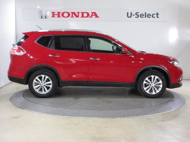 エクステリアは、どこから見ても頼もしさを感じられるデザインを追求しました。厚み感を強調したボディと四隅に張り出したフェンダーを融合し、前後からでも横からでも安定感のあるクロスオーバー　SUVです。