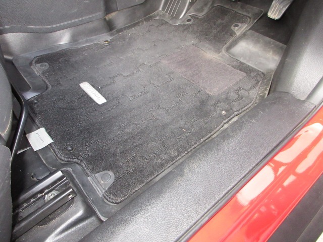 フロアマットが付いています。フロアマットは脱着可能ですから汚れがついたときに掃除しやすく、室内を綺麗に保つことが出来ます。付いてて良かったと思える用品です！