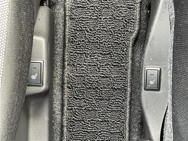 【フロアマット】車内を綺麗に保つのには必須のアイテムです。当店ではフカフカな新品マットも絶賛取り扱い中！ぜひご相談くださいませ。