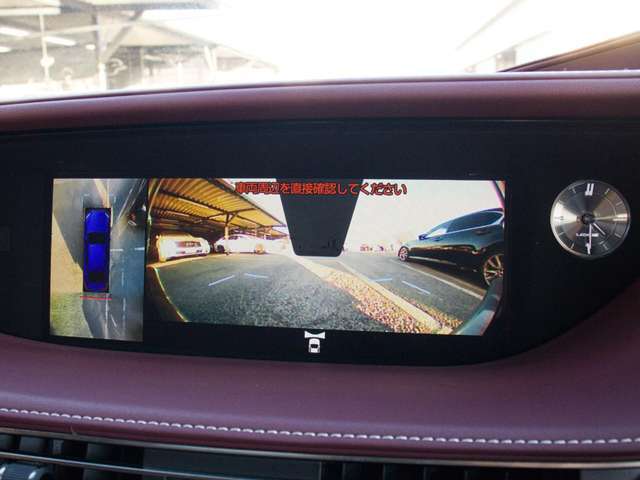 パノラミックビューモニターを装備！上から車両を見下ろしたような映像をナビ画面に表示できます。車両前後左右に搭載した4つのカメラ映像を継ぎ目なく合成！目視では見えない部分もリアルタイムで見れます。