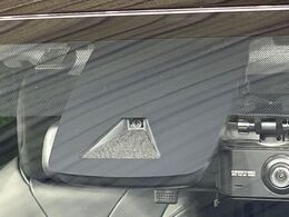【トヨタセーフティセンス】走行中に前方の車両等を認識し、衝突しそうな時は警報とブレーキで衝突回避と被害軽減をアシスト。より安全にドライブをお楽しみいただけます。