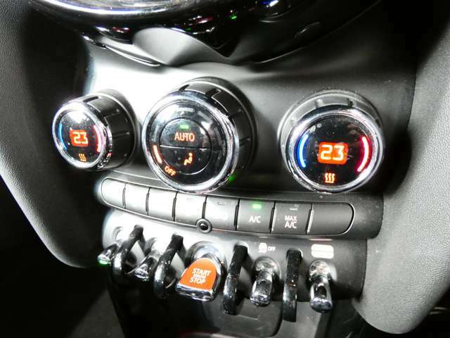2ゾーンオートエアコンを装備で運転席と助手席の温度設定を個別に行うことができます！