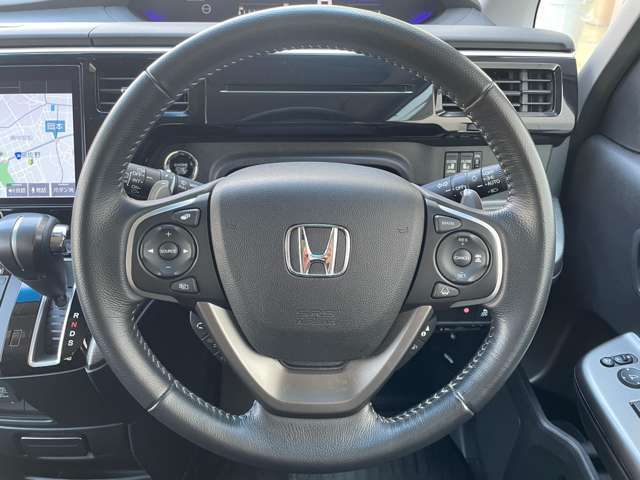 こちらはハンドルの写真です。中古車なので、若干の使用感はありますが、破損、不具合等はありません。弊社はユーザー様から買取した車両を、一台一台チェックして問題のない車両を掲載しております。ご安心ください
