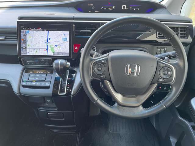 こちらはハンドルの写真です。中古車なので、若干の使用感はありますが、破損、不具合等はありません。弊社はユーザー様から買取した車両を、一台一台チェックして問題のない車両を掲載しております。ご安心ください
