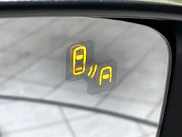 【ブラインドスポットモニタリング】走行中、ドアミラーの死角になりやすい箇所に後続車が接近するとサイドミラー付近に警告を表示、ドライバーに注意喚起をしてくれます。