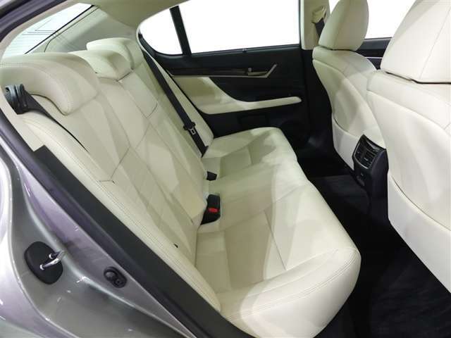 【リヤシート】リヤシートの画像です　こちらも目立った傷みなどはございません　シートアレンジなど実際にお試しいただけますので、是非ご来店のうえご確認ください