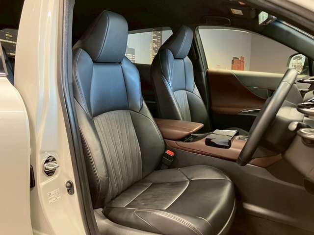 運転席も広々としており運転しやすい環境を実現しています☆室内クリーニングも実施済みです。