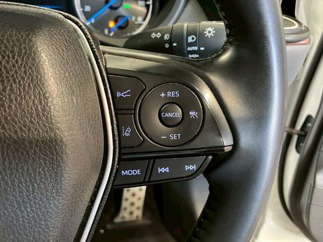 【レーダークルーズコントロール】ミリ波レーダーが車間距離を測って設定車速内で車速に比例した車間距離を保ちながら追従走行する装置で近づきすぎたときは自動でブレーキし、離れすぎたときには自動増速もする。