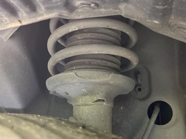 お車を安心してお乗りいただく為には、足回りの定期点検が欠かせません。サービスサポート（有償保証）では無料点検もご提供しており、安心のカーライフをお過ごしいただけるサポート体制が整っています。