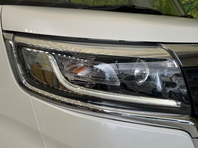 【LEDヘッドライト】悪天候や夜間走行時も良好な視界を確保し安心して運転できる高輝度LEDヘッドライトを装備！点灯速度が早く、消費電力も抑えられています。
