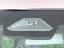 【スズキ　セーフティサポート】走行中に前方の車両等を認識し、衝突しそうな時は警報とブレーキで衝突回避と被害軽減をアシスト。より安全にドライブをお楽しみいただけます。