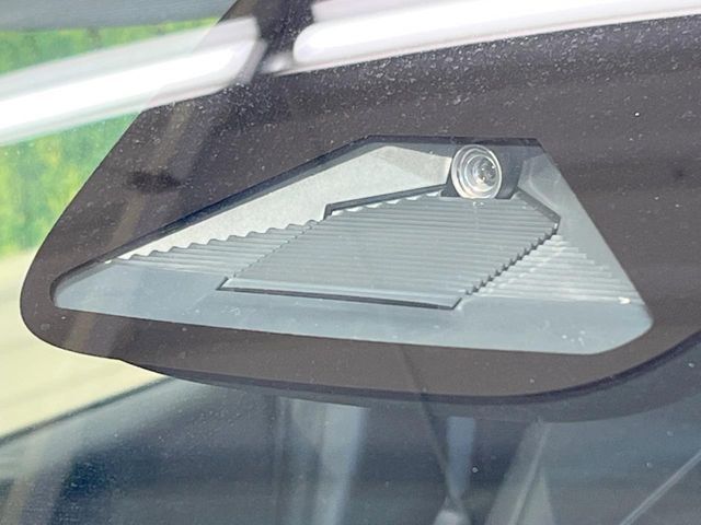 【ホンダセンシング】走行中に前方の車両等を認識し、衝突しそうな時は警報とブレーキで衝突回避と被害軽減をアシスト。より安全にドライブをお楽しみいただけます。