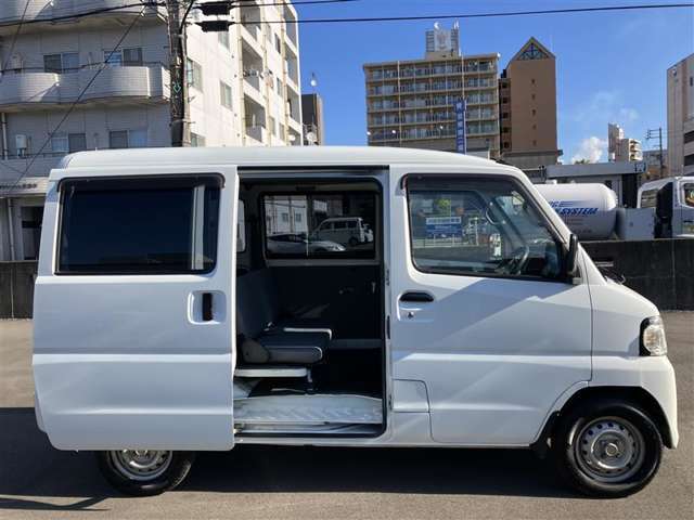 スライドドア付きだから、狭い駐車スペースなどでの乗り降りラクラク！