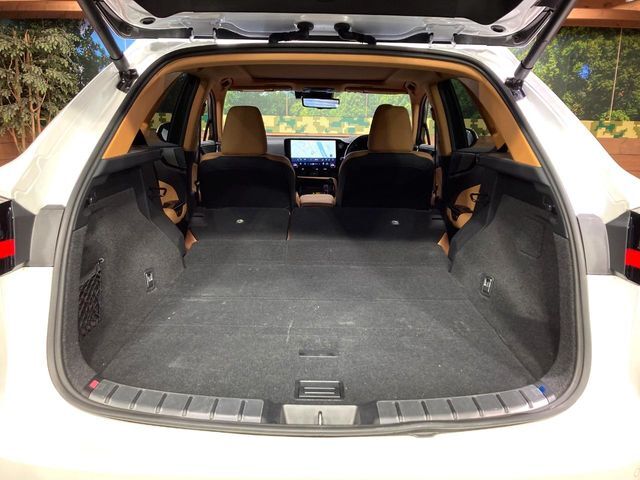 普段のお買い物や通勤、送迎等に十分な荷室スペースを確保しております。セカンドシートを倒すと、大きな荷物の積載も可能です♪