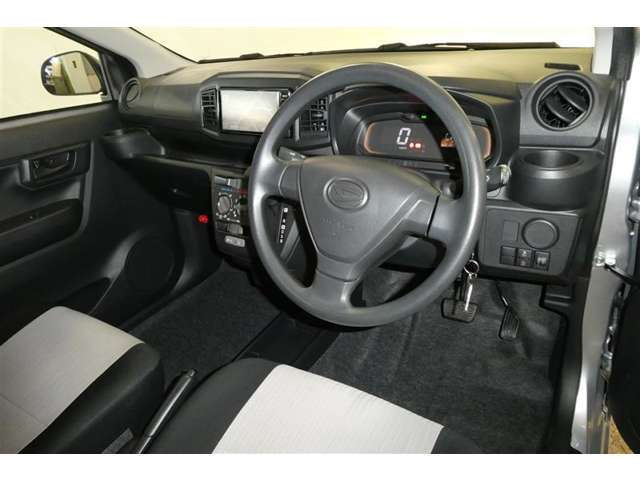 運転席周りのレイアウトをご覧ください。ナビゲーションが綺麗に装着されすっきり収まってますね！