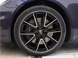 21インチExclusive Design ホイール（ハイグロス ブラック）、カラークレストホイールキャップ