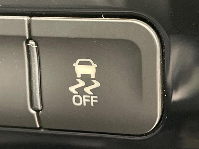 【横滑り防止装置】車両の横滑りを感知すると、自動的に車両の進行方向を保つように車両を制御します。雨の日など滑りやすい路面状況でも安全な運転が可能です。