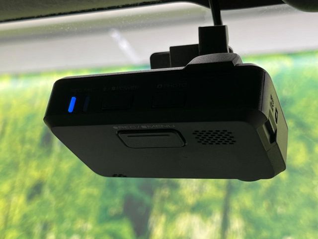 【ドライブレコーダー】安心・安全なカーライフに必須のドライブレコーダーを装備！走行中はもちろん、あおり運転や事故に遭遇した際の状況も映像で記録し、万一のリスクに備えます。