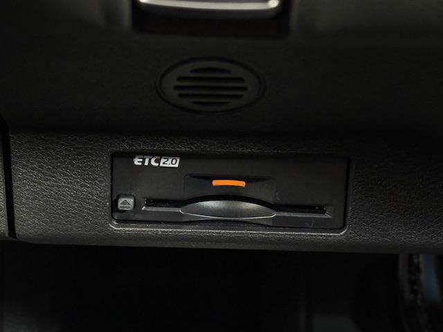 【ETC】有料道路を利用する際に料金所で停止することなく通過できる、ETC車載器（ノンストップ自動料金収受システム機器）が装備されています。セットアップを行うことで利用可能になります。