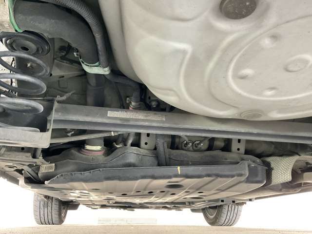 中古車だと気になる足廻り＆下廻り・・・ご覧の通り状態良好◎沿岸部や降雪地にお住まいのお客様もご安心ください。