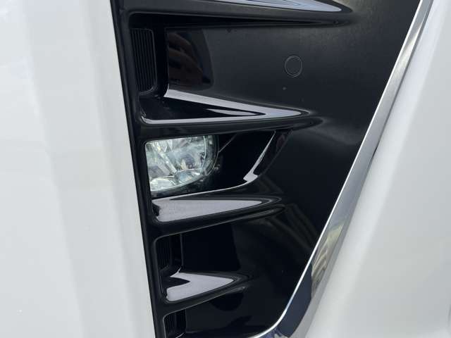 純正のLEDフォグランプも装備されております！お好みで光量の高い社外品のフォグに交換も可能ですのでお気軽にお問い合わせください。