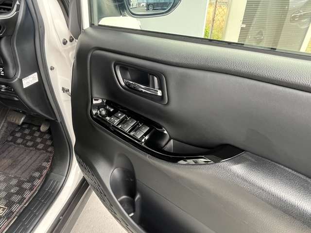 助手席側ドア内張もとても良好です。足が当たったような目立つ傷はありません！！USEDカーになりますので気になる方は是非店頭へ現車確認にご来店ください！！オプションにて消臭も施工させて頂いております！！