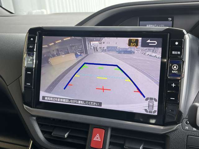 駐車時に後方がリアルタイム映像で確認できます。大型商業施設や立体駐車場での駐車時や、夜間のバック時に大活躍！運転スキルに関わらず、今や必須となった装備のひとつです！