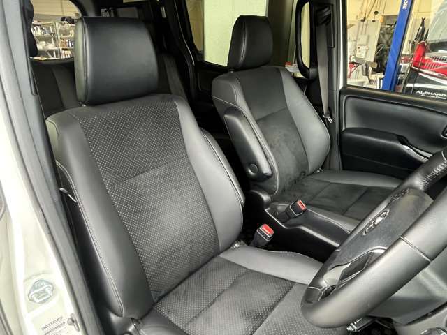 内装シートも綺麗な状態で御座います。追加でシートカバーの装着も可能ですので車内もアレンジすることができます。フロアマットはKUHLオリジナルブラックフロアマットを装着しています。